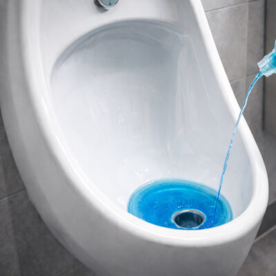 URINEDES – PRQ Desinfetante sendo despejado em mictório